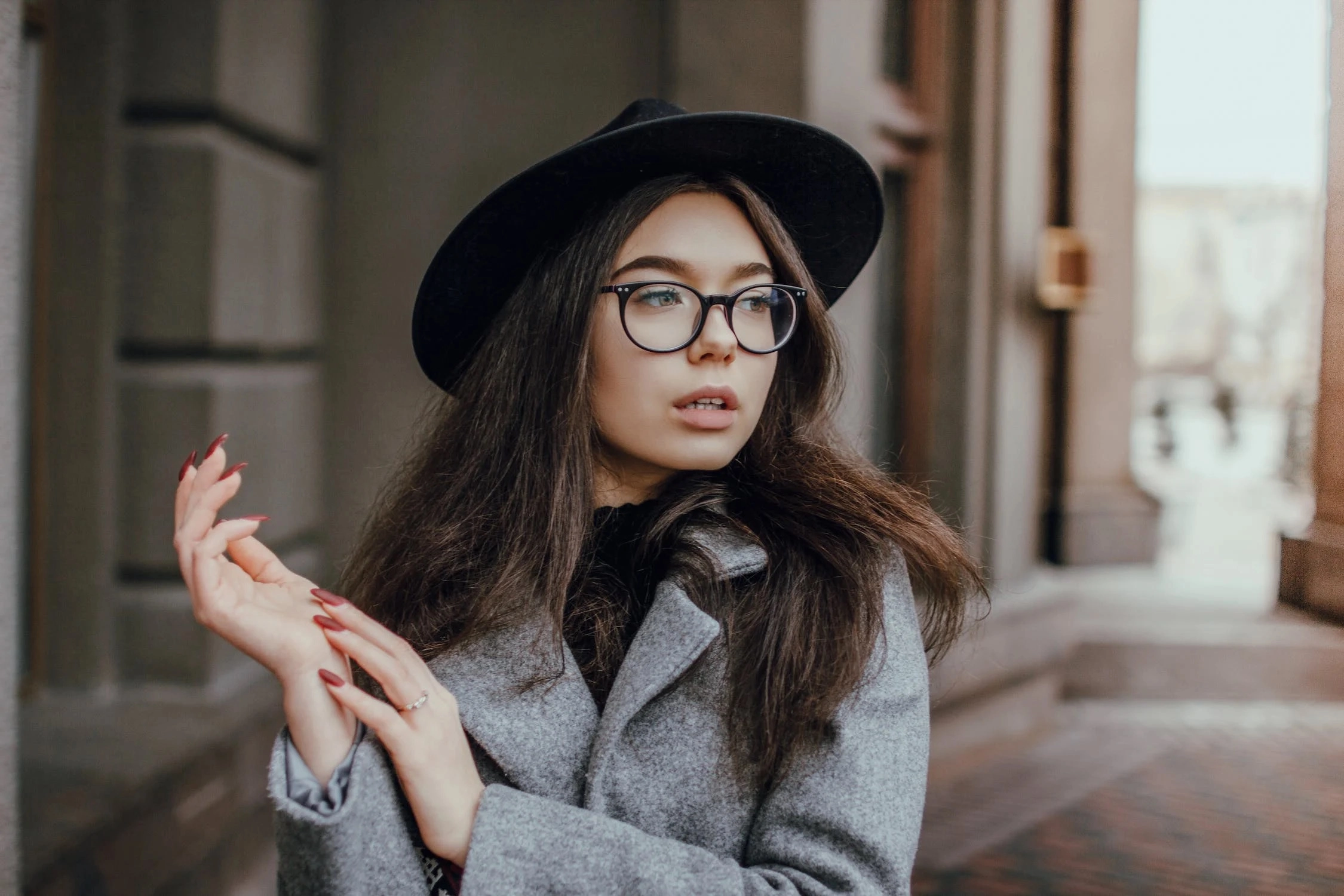 Mujer con lentes redondos de aumento y cristales transparentes